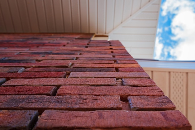 Dachówka cementowa czy ceramiczna - która bardziej opłacalna cenowo?