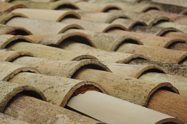 Dachówka ceramiczna czy cementowa - którą wybrać na swój dach?