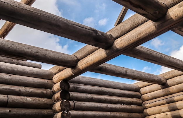 Ile drewna potrzeba na pokrycie dachu o powierzchni 300m2?