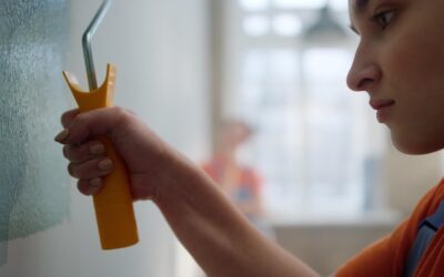 Jak pomalować tapetę z włókna szklanego i odmienić wnętrze?