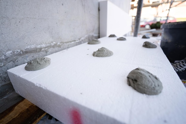 Jak prawidłowo kłaść styropian na fundament i uniknąć typowych błędów?
