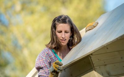 Jak prawidłowo wykonać deskowanie dachu?