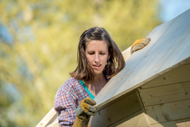 Jak prawidłowo wykonać deskowanie dachu?