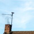Jak prawidłowo wykończyć komin systemowy wystający ponad dach?