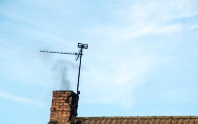 Jak prawidłowo wykończyć komin systemowy wystający ponad dach?
