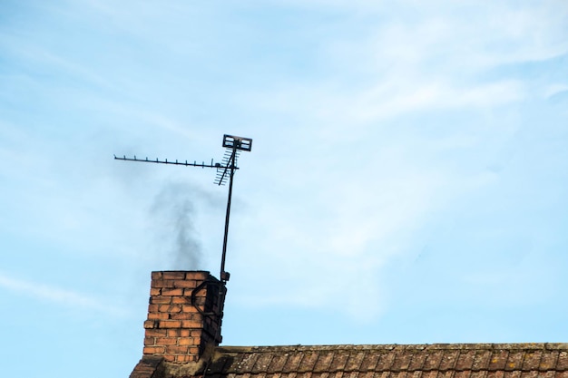 Jak prawidłowo wykończyć komin systemowy wystający ponad dach?