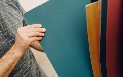 Jak skutecznie przykleić tapetę do płyty meblowej?