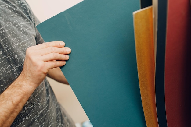 Jak skutecznie przykleić tapetę do płyty meblowej?