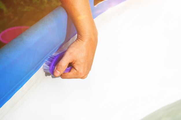 Jak skutecznie usunąć klej z tapety flizelinowej bez uszkodzenia ściany?