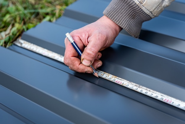 Jaki rozstaw krokwi stosować pod blachę trapezową?