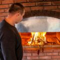 Jakie materiały sprawdzą się do budowy komina nad dachem?