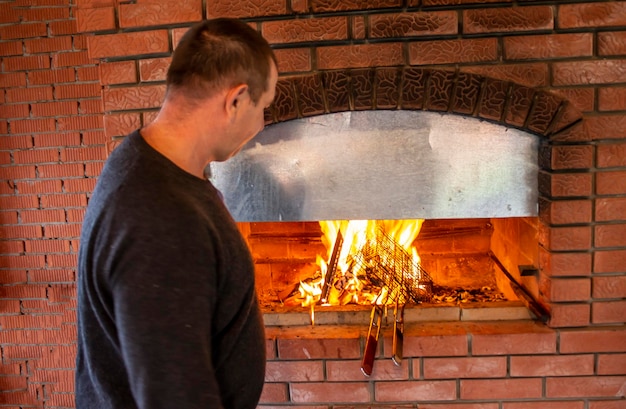 Jakie materiały sprawdzą się do budowy komina nad dachem?
