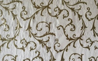 Tapeta papierowa czy na flizelinie – którą wybrać do swojego wnętrza?