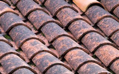 Czym wyróżnia się dachówka glazurowana na tle innych pokryć dachowych?