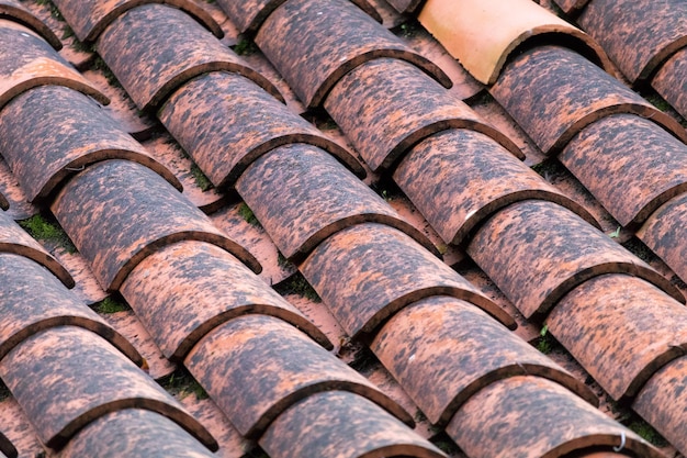 Czym wyróżnia się dachówka glazurowana na tle innych pokryć dachowych?