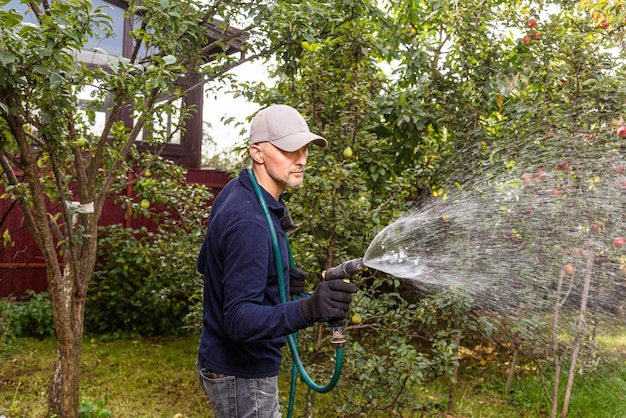 Jaką pompę wody wybrać do skutecznego podlewania ogrodu?