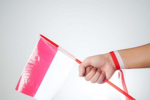 Którą stroną kłaść folię kubełkową na fundamenty?