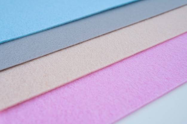 Tapeta flizelinowa czy papierowa – którą wybrać do swojego domu?