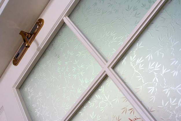 Tapeta na flizelinie – czym się wyróżnia ta dekoracja ścienna?