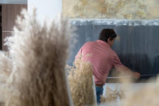 Jak długo czekać z tapetowaniem po gruntowaniu ścian?