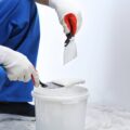 Jak estetycznie wykończyć folię kubełkową na ścianie fundamentowej?