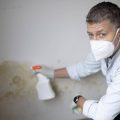 Jak skutecznie pozbyć się wilgoci ze ściany w domu?
